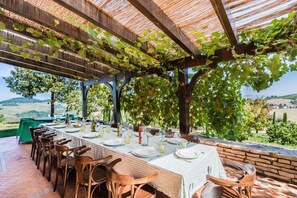 Outdoor dining - Villa delle Rose with pool in the hills of the Piceno, 20 minutes from the beach of Cupra Marittima (Montalto delle Marche)