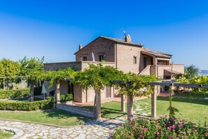Exterior - Villa delle Rose with pool in the hills of the Piceno, 20 minutes from the beach of Cupra Marittima (Montalto delle Marche)