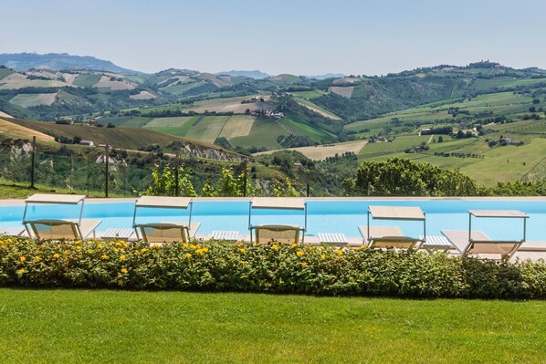 Pool - Villa delle Rose with pool in the hills of the Piceno, 20 minutes from the beach of Cupra Marittima (Montalto delle Marche)