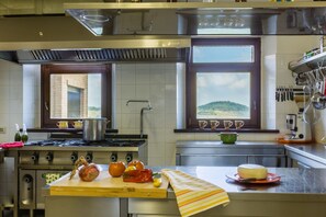 Fridge, microwave, oven, dishwasher - Villa delle Rose with pool in the hills of the Piceno, 20 minutes from the beach of Cupra Marittima (Montalto delle Marche)