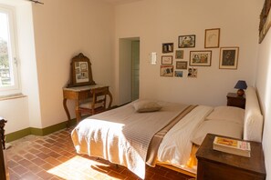 4 bedrooms, desk, iron/ironing board, travel crib