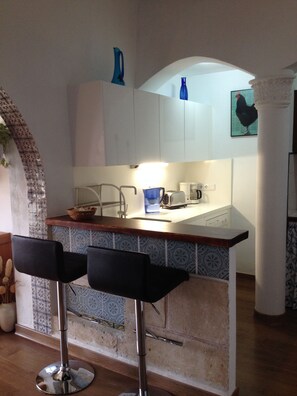 Réfrigérateur, four à micro-ondes, un four, surface de cuisson