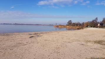 Ligstoelen aan het strand