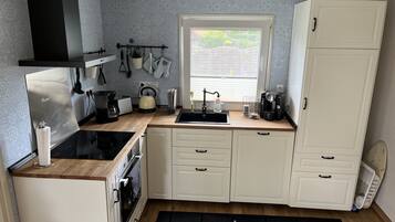 Cafetière/bouilloire, réfrigérateur, four, plaque de cuisson
