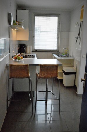 Kjøleskap, ovn, kokeplater og kaffetrakter/tekoker