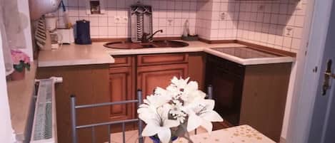 Fridge, microwave, stovetop, coffee/tea maker