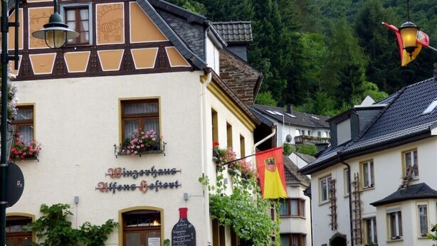 Um edifício tradicional em estilo de enxaimel com uma placa que diz 'Bierhaus Altes Haus'.