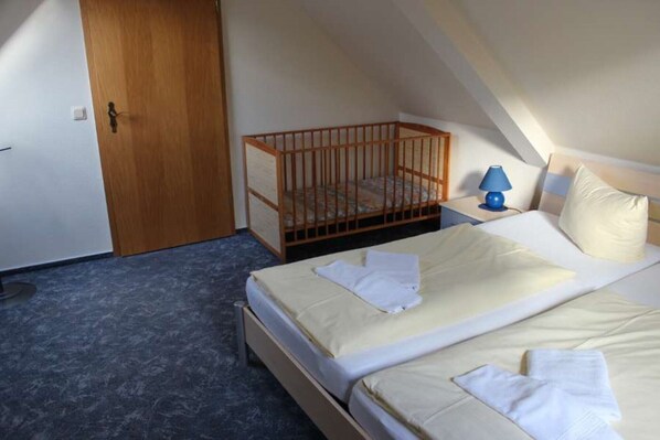 3 Schlafzimmer, Schreibtisch, WLAN, BettwÀsche