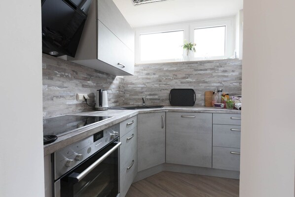 ثلاجة، فرن، موقد طهي مسطح، غسالة أطباق