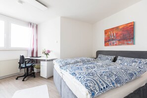 1 غرفة نوم ومكتب ومكواة/لوح كي وسرير سفر