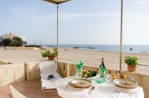 Small, modern beach house on the sand, quiet,sea view, WiFi, aircon, max. 7 p.