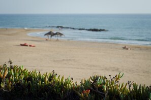 Una playa cerca, sillas reclinables de playa