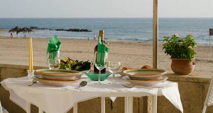 Small, modern beach house on the sand, quiet,sea view, WiFi, aircon, max. 7 p.