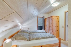 5 bedrooms, travel crib, free WiFi, bed sheets