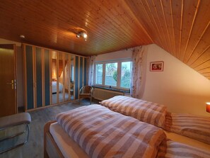 2 habitaciones, tabla de planchar con plancha, wifi y ropa de cama