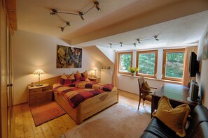 Familien-Stadtwohnung | 5 Schlafzimmer, individuell eingerichtet, Bügeleisen/Bügelbrett