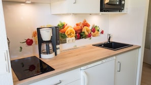 Kühlschrank, Ofen, Herdplatte, Wasserkocher mit Kaffee-/Teezubehör