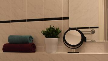 Haartrockner, Handtücher, Toilettenpapier