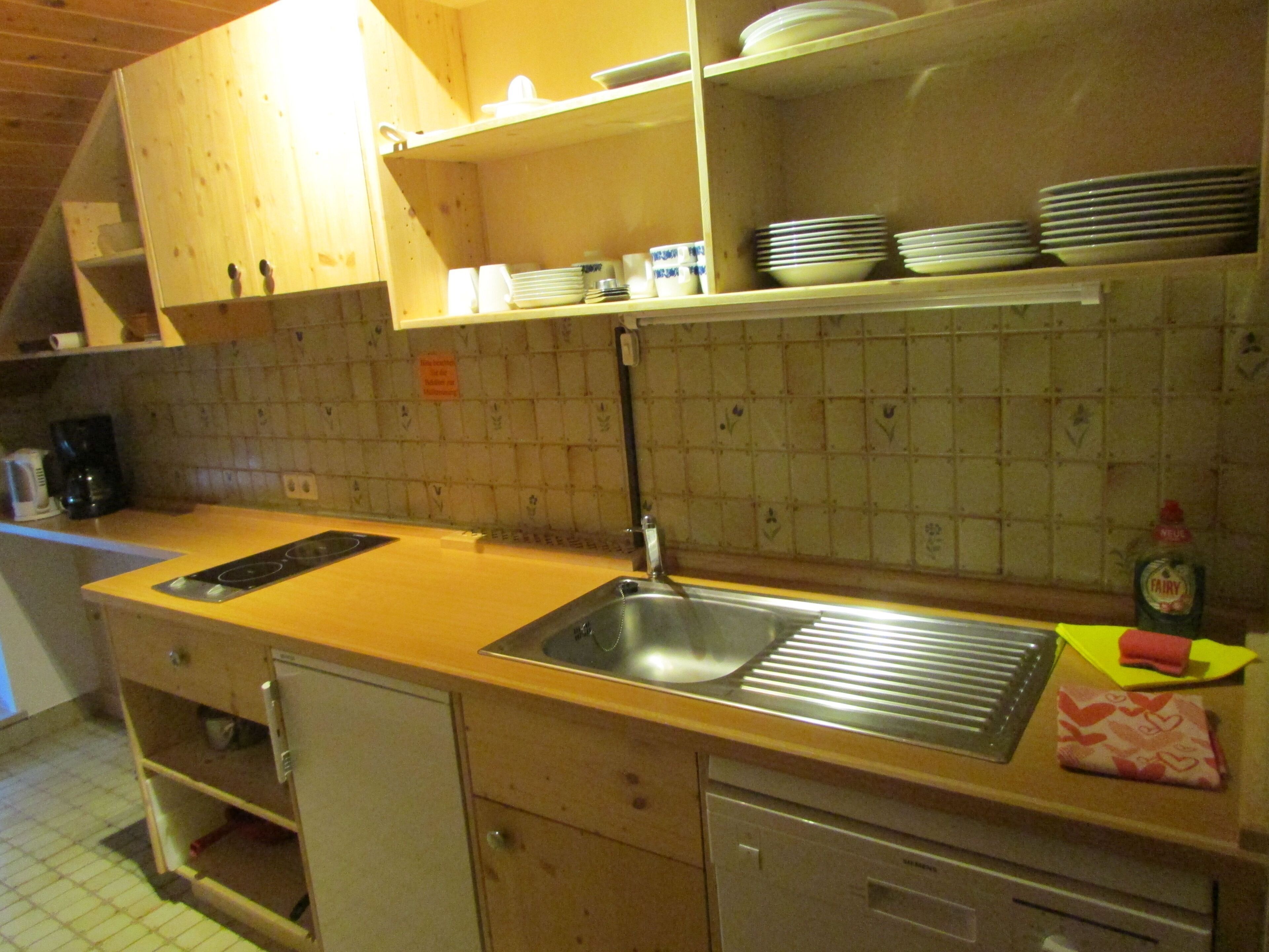 Coffee/tea maker, fridge, dishwasher, electric kettle