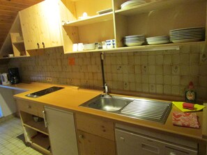 Refrigerador, lavavajillas, cafetera y tetera y tetera eléctrica 