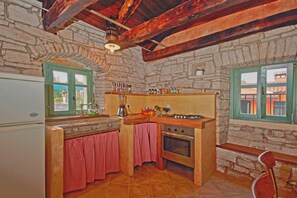 Een koelkast, een magnetron, een oven, een kookplaat