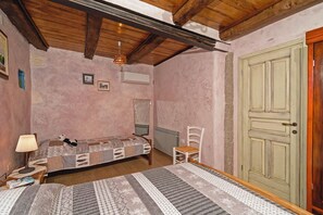 3 habitaciones, tabla de planchar con plancha, wifi y ropa de cama