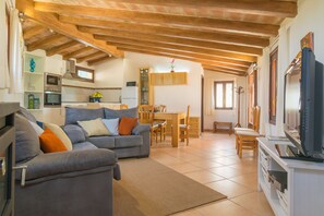 Smart TV, fireplace, table tennis, stereo
