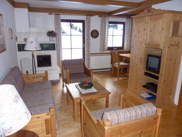 TV, fireplace, stereo