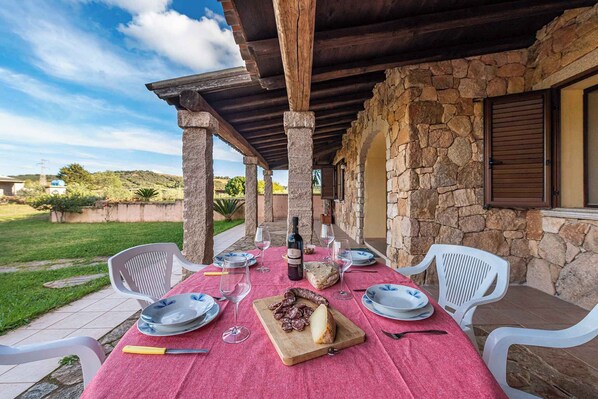 Outdoor dining - Holiday apartment surrounded by nature (Siniscola)