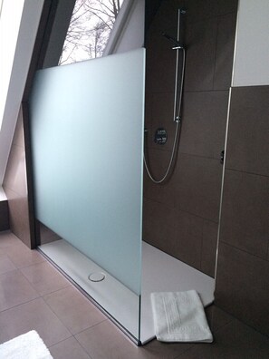 Badewanne, Haartrockner, Seife, Toilettenpapier