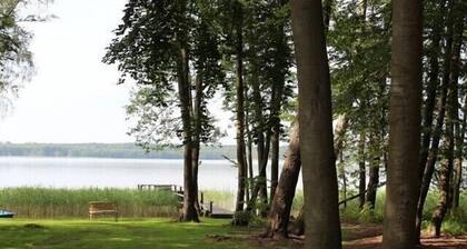 Erittäin hiljainen 7500m² järven tontti, oma laituri