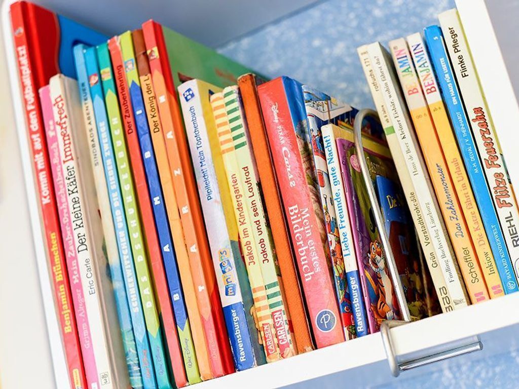 Uma estante cheia de livros.