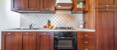 Kylskåp, ugn och spishäll