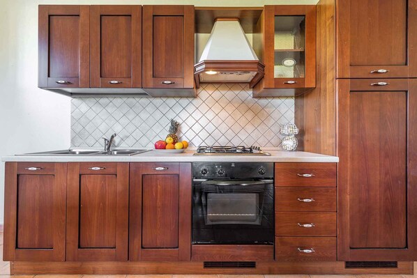 Køleskab, ovn, kogeplade