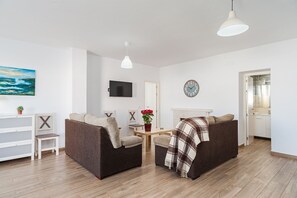 TV, fireplace - Holiday Home 'Villa Charco del Sultán' with Wi-Fi, Pool, Terrace & Garden (Conil de la Frontera)