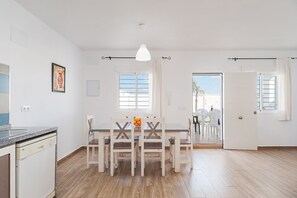 Dining - Holiday Home 'Villa Charco del Sultán' with Wi-Fi, Pool, Terrace & Garden (Conil de la Frontera)