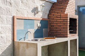 Property grounds - Holiday Home 'Villa Charco del Sultán' with Wi-Fi, Pool, Terrace & Garden (Conil de la Frontera)