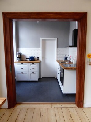 Kjøleskap, ovn, kokeplater og oppvaskmaskin