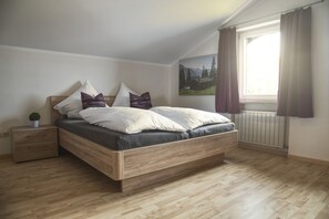 4 bedrooms, in-room safe, iron/ironing board, travel crib - Cottage on Riedl, beautiful secluded location, mountain views (Siegsdorf)