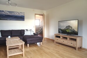 Smart TV, DVD player, books, stereo - Cottage on Riedl, beautiful secluded location, mountain views (Siegsdorf)