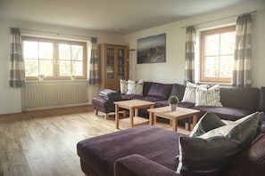 Smart TV, DVD player, books, stereo - Cottage on Riedl, beautiful secluded location, mountain views (Siegsdorf)
