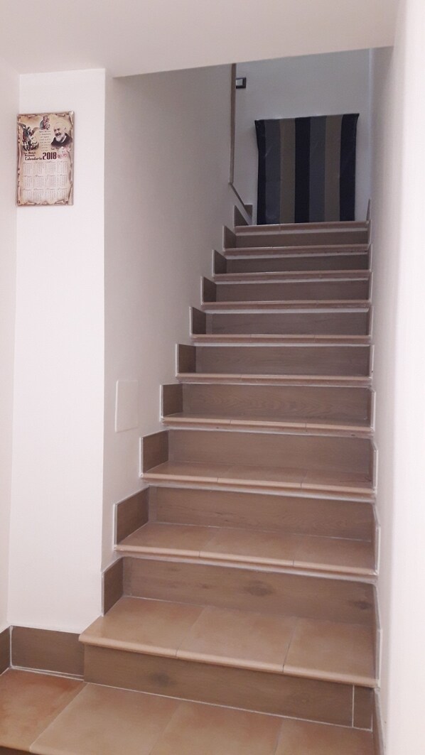 Eine Treppe mit Holzbodenstufen, die zu einer Zwischenebene führen.