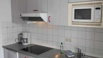 Réfrigérateur, micro-ondes, plaque de cuisson, lave-vaisselle
