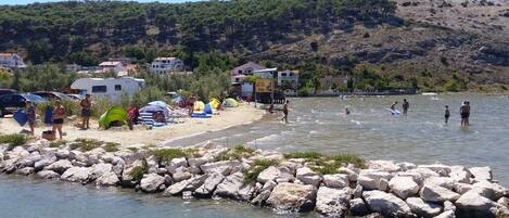 Una spiaggia nelle vicinanze