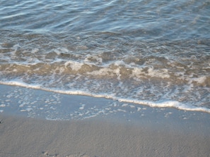 Ein Strand mit sanft rauschenden Wellen.
