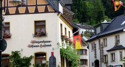 Relaxing in the old Winzerhaus Apartment OG