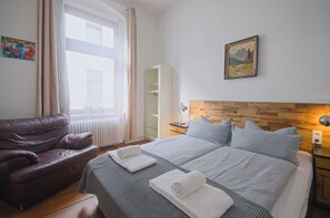 2 bedrooms, free WiFi, bed sheets - Renovated apartment with tub, separate kitchen and washing machine (Berlin)