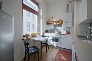 Réfrigérateur, four à micro-ondes, un four, surface de cuisson