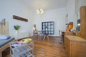 Interior - Renovated apartment with tub, separate kitchen and washing machine (Berlin)