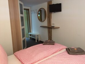 4 bedrooms, iron/ironing board, travel crib, WiFi - Apartment in Herrmannshof (Uftrungen)